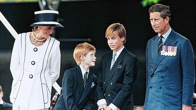 Die Prinzen Harry (10, Zweiter von links) und William (13) im August 1995 mit ihrer Mutter, Prinzessin Diana, und ihrem Vater, Prinz ...