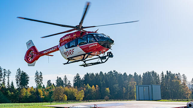 Der Rettungshubschrauber bringt den Verletzten ins Klinikum (Symbolfoto).