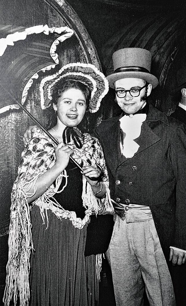 1954 posiert Manfred Maier mit seiner Schwester Isolde als Ehrengesellenpaar.