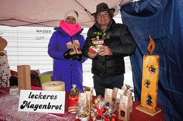 Monika Ebi-Mittich mit ihrem selbst gebackenen Magenbrot, das beim Nikolausmarkt Tradition hat, an ihrer Seite Ehemann und ...