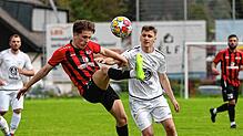 FC Bodmann Ludwigshafen (Philip Löffler, links) sichert sich einen Punkt beim 1:1 gegen den Tabellenvierten SC Markdorf (Florian Matysiak).