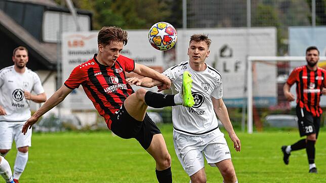 FC Bodmann Ludwigshafen (Philip Löffler, links) sichert sich einen Punkt beim 1:1 gegen den Tabellenvierten SC Markdorf (Florian Matysiak).