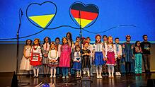 Die Projektgruppe beteiligt sich auch an den bisher zwei deutsch-ukrainischen Abenden in Villingen, hier ein Auftritt der Kinder 2022. ...