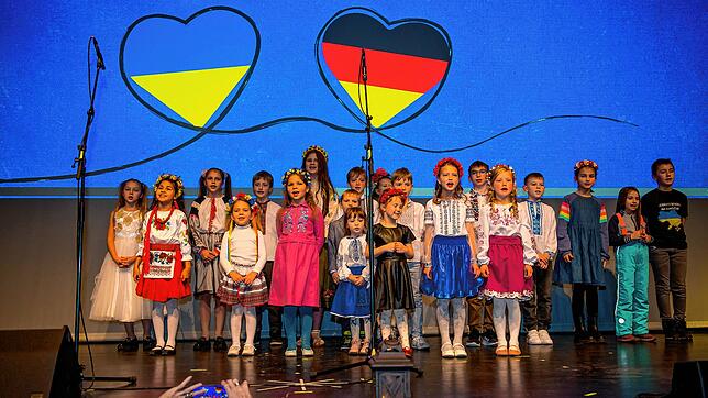Die Projektgruppe beteiligt sich auch an den bisher zwei deutsch-ukrainischen Abenden in Villingen, hier ein Auftritt der Kinder 2022. ...