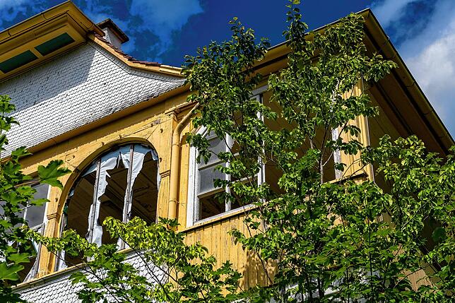 Zerstörte Fenster und die vernachlässigte Fassade bewiesen, dass ein künftiger Investor einiges Geld in die Hand nehmen muss.