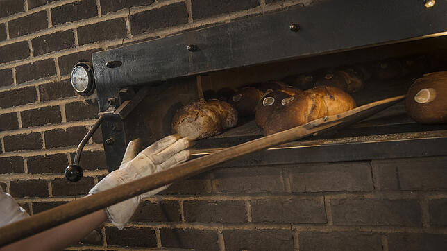 Brot frisch aus dem Holzofen: Der Ofen in der Bäckerei am Flughafen soll eine Hauptquelle für nächtliche Geruchsbelästigungen im ...