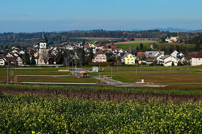 Blick auf das Neubaugebiet Im Tal in Markelfingen. Links die katholische Laurentiuskirche, rechts hinten die Kapelle. In dieser werden ...
