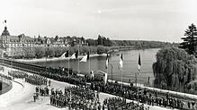 Französische Truppen bei einer Parade über die Konstanzer Rheinbrücke am Ende des Zweiten Weltkriegs.