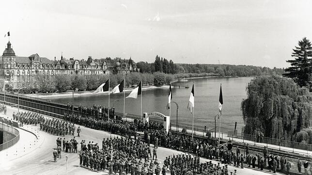 Französische Truppen bei einer Parade über die Konstanzer Rheinbrücke am Ende des Zweiten Weltkriegs.
