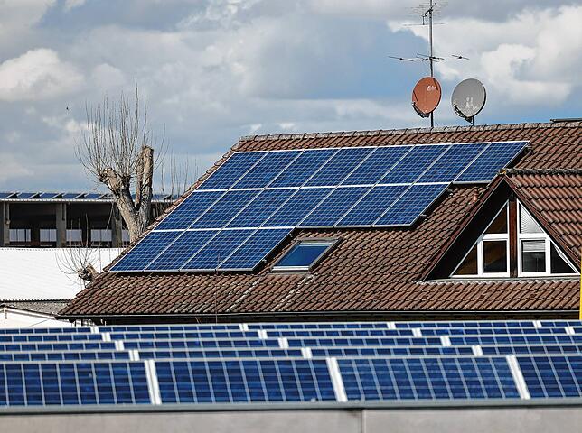 Photovoltaikanlagen auf Dächern in Radolfzell: Unter anderem der Beschluss zur Photovoltaik-Pflicht auf Neubauten kam beim Audit durch ...