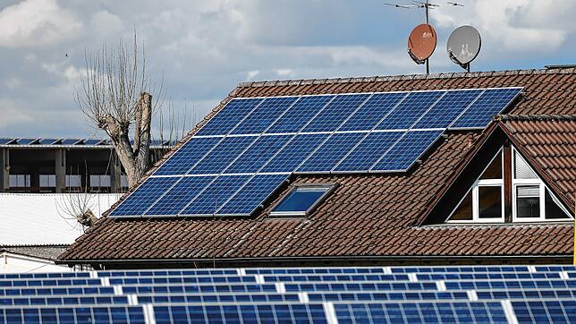 Photovoltaikanlagen auf Dächern in Radolfzell: Unter anderem der Beschluss zur Photovoltaik-Pflicht auf Neubauten kam beim Audit durch ...