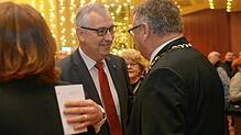 Zeppelin-Chef Peter Gerstmann und Oberbürgermeister Andreas Brand schütteln sich die Hand &ndash; hier auf dem Jahresempfang der Stadt ...