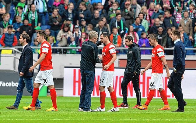 Sportlicher Rückschlag 2015: Am 34. Spieltag besiegelt der SC Freiburg mit dem 17. Tabellenplatz den bitteren Abstieg in die 2. Liga. ...