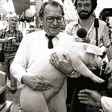 1982 darf der damalige Ministerpräsident Lothar Späth beim Tag der Landwirtschaft Bekanntschaft mit einem Ferkel machen. Bild: SMA GmbH