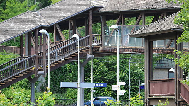 Über die Bahngleise beim Siedlersteg ist es dem damals 16-jährigen Rollerdieb gelungen, den Polizisten zu entkommen. Jetzt befindet er ...