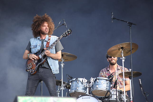 Freitagabend: Die Band Wolfmother rockt los.