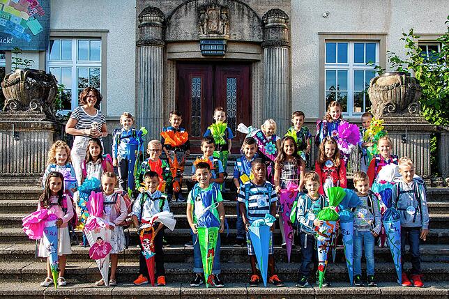 Die Schülerinnen und Schüler der Klasse 1a an der Hebelschule mit ihrer Lehrerin Julia Stark.
