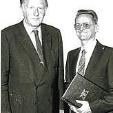 Minister Engler (l.) überreicht Adolf Drews die Urkunde zum &bdquo;Professor&ldquo;.