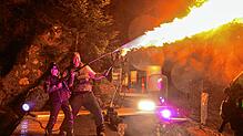 Das ist heiß. Hannes Schwarz alias Saraph und Sohn Noah feuern auf der Wasserfallbühne eine Flamme mit dem Kärcher ab.