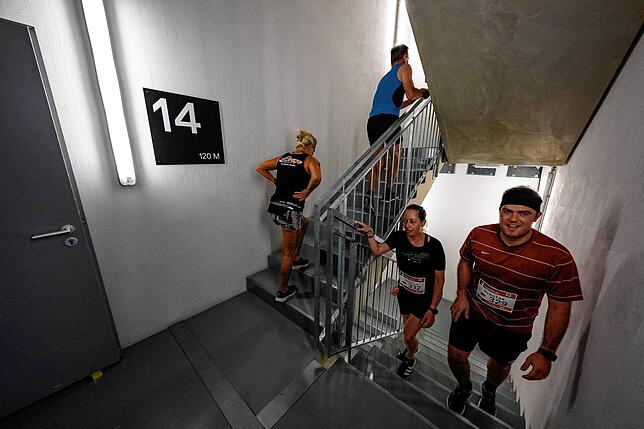 Auf Stockwerk 14 ist nach 120 Höhenmetern erst Halbzeit.