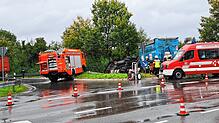 Ein Lastwagen ist bei Tettnang an der Auffahrt zur Bundesstraße umgekippt und liegt neben der Fahrbahn.