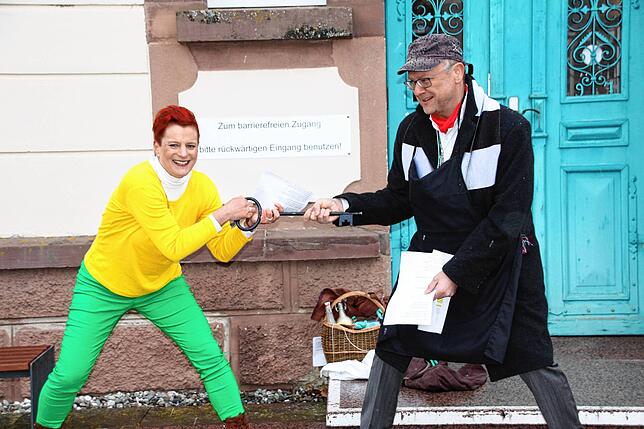 Als Pumuckl entreißt Susanne Klein Bürgermeister Grüner den Rathausschlüssel.