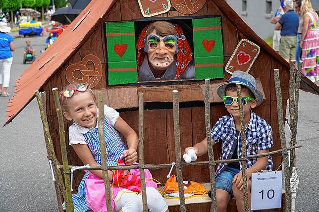 Bild 7: Ausgelassene Stimmung bei dem Dorffest in Tengen-Watterdingen