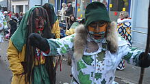 Die zwei Maskengruppen Schrättele (links) und Gehrenbergler läuteten die moderne Fasnet-Ära in der Geschichte der Hepbacher Dorffasnet ein.