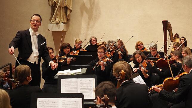 Chefdirigent Achim Fiedler und das Sinfonieorchester Villingen-Schwenningen begeistern im Villinger Franziskaner mit einem prächtigen ...