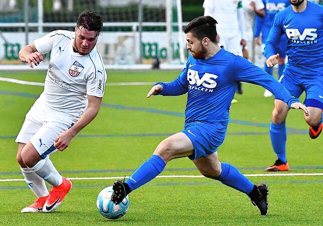Vom Gegner zum Kollegen: Vor Jahresfrist stürmte Mario Astorino (links) mit dem VfB Waldshut gegen den FC Erzingen. Jetzt ist er ...