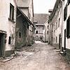 Die sogenannte Kastengasse von der Hauptstraße aus. Bald begann hier die Neuordnung mit Abbruch und Sanierung.