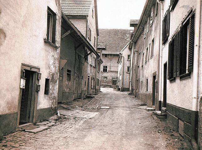 Die sogenannte Kastengasse von der Hauptstraße aus. Bald begann hier die Neuordnung mit Abbruch und Sanierung.
