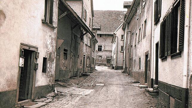 Die sogenannte Kastengasse von der Hauptstraße aus. Bald begann hier die Neuordnung mit Abbruch und Sanierung.