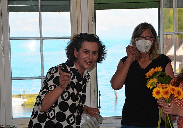 Mit Blumen verabschiedeten die Absolventen sich von Leiterin Anna Blank (links) und Sekretärin Elisabeth Eisele.