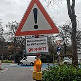 Nachdem die Macht der Gewohnheit bei den Autofahrern groß war, hat die Stadtverwaltung bereits nach wenigen Tagen zusätzliche Schilder ...