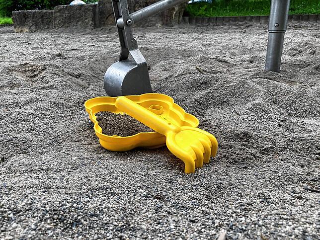 Rechen, Sieb und Baggerschaufel im Sandelbereich des Spielplatzes in den Erbsenlachen in Villingen.