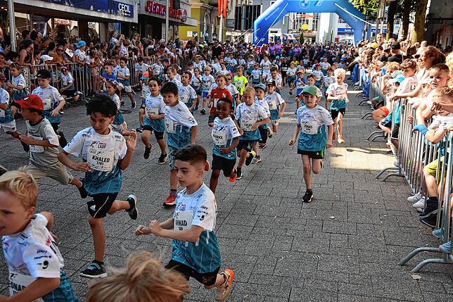 Bild 11: So viele sind beim 14. Trompeterlauf in Bad Säckingen dabei! Hier die Bilder der jüngsten Läufer