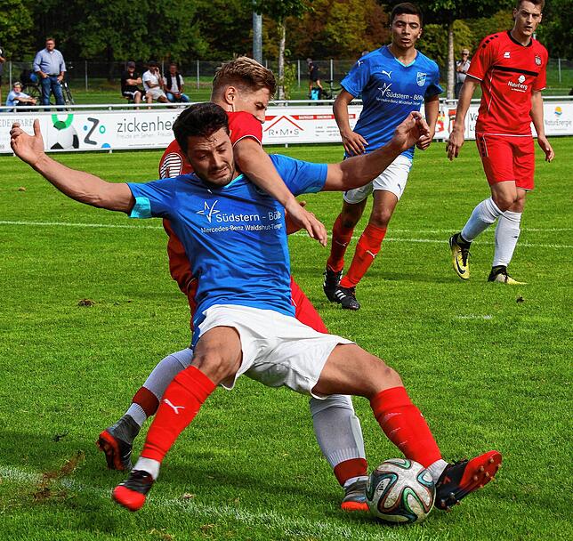 Wieder in der Schmittenau: Serkan Korkut (vorn) spielte vor sieben Jahren – das Foto entstand 2018 im Spiel beim FV Lörrach-Brombach II ...