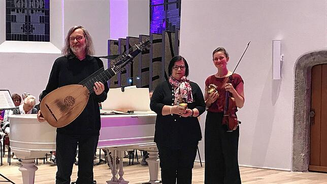 Das Abschlusskonzert gestalten Wolfgang Daiss, Christa Wetter und Miriam Klüglich (von links). Foto: Karin Steinebrunner
