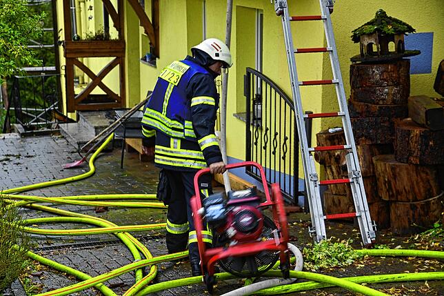 Das Gebäude wird rauchfrei gemacht. Es ist nach Aussage der Feuerwehr aktuell einsturzgefährdet.