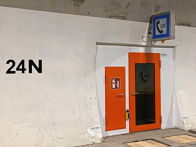 Die Notrufsäule hat eine eigene Telefonzelle.