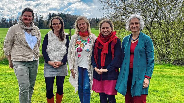 Die Vorständinnen mit der neuen Gründungslehrerin: Kristin Yildiz (von links), Almut Hilsenbek, Sabine Holst (Lehrerin), Lucile Huguet ...