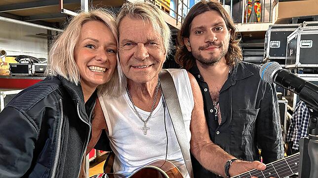 Matthias Reim (Mitte) mit Ehefrau Christin Stark und Sohn Julian Reim bei Proben in Berlin für das Konzert in der Wuhlheide.