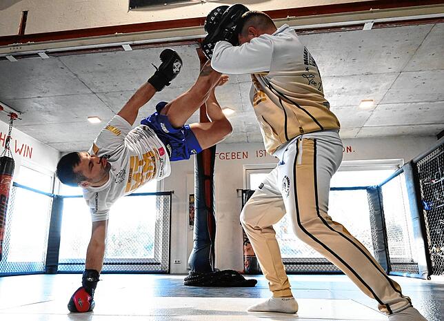 Der Saenchai-Kick ist Sapanazidis‘ Markenzeichen. Er geht auf den gleichnamigen Thai-Boxer zurück und besteht aus einem kopfüber ...