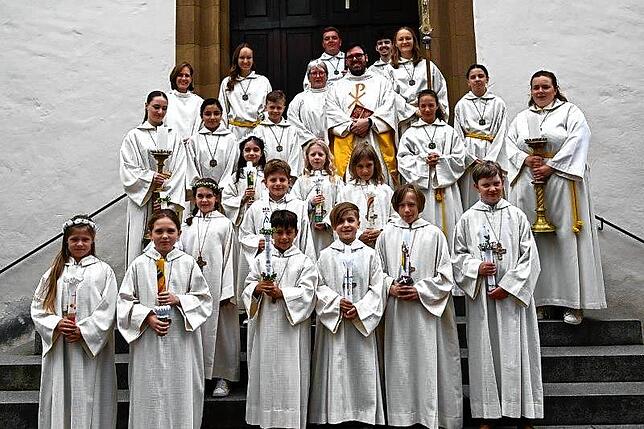 Diese Kinder feierten in St. Stephan am 4. Mai mit Cooperator Francesco Durante ihre erste Heilige Kommunion.