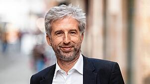 PRODUKTION – 13.10.2023, Baden-Württemberg, Tübingen: Boris Palmer (parteilos), Tübingens Oberbürgermeister lächelt in der Innenstadt in ...