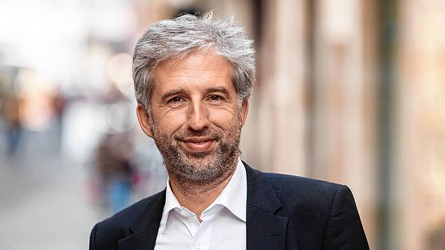PRODUKTION – 13.10.2023, Baden-Württemberg, Tübingen: Boris Palmer (parteilos), Tübingens Oberbürgermeister lächelt in der Innenstadt in ...