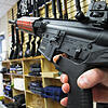 ARCHIV &ndash; Ein Mitarbeiter von North Raleigh Guns demonstriert in Raleigh (USA) den Gebrauch einer automatischen Schusswaffe.