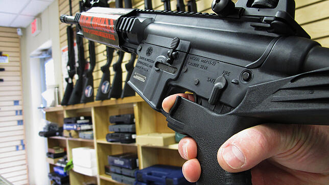 ARCHIV &ndash; Ein Mitarbeiter von North Raleigh Guns demonstriert in Raleigh (USA) den Gebrauch einer automatischen Schusswaffe.