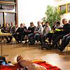 Bei einem Dienstabend informierte Rettungshelfer und Helfer vor Ort Patrick Wachter (links) Interessierte, wie bei plötzlichem ...